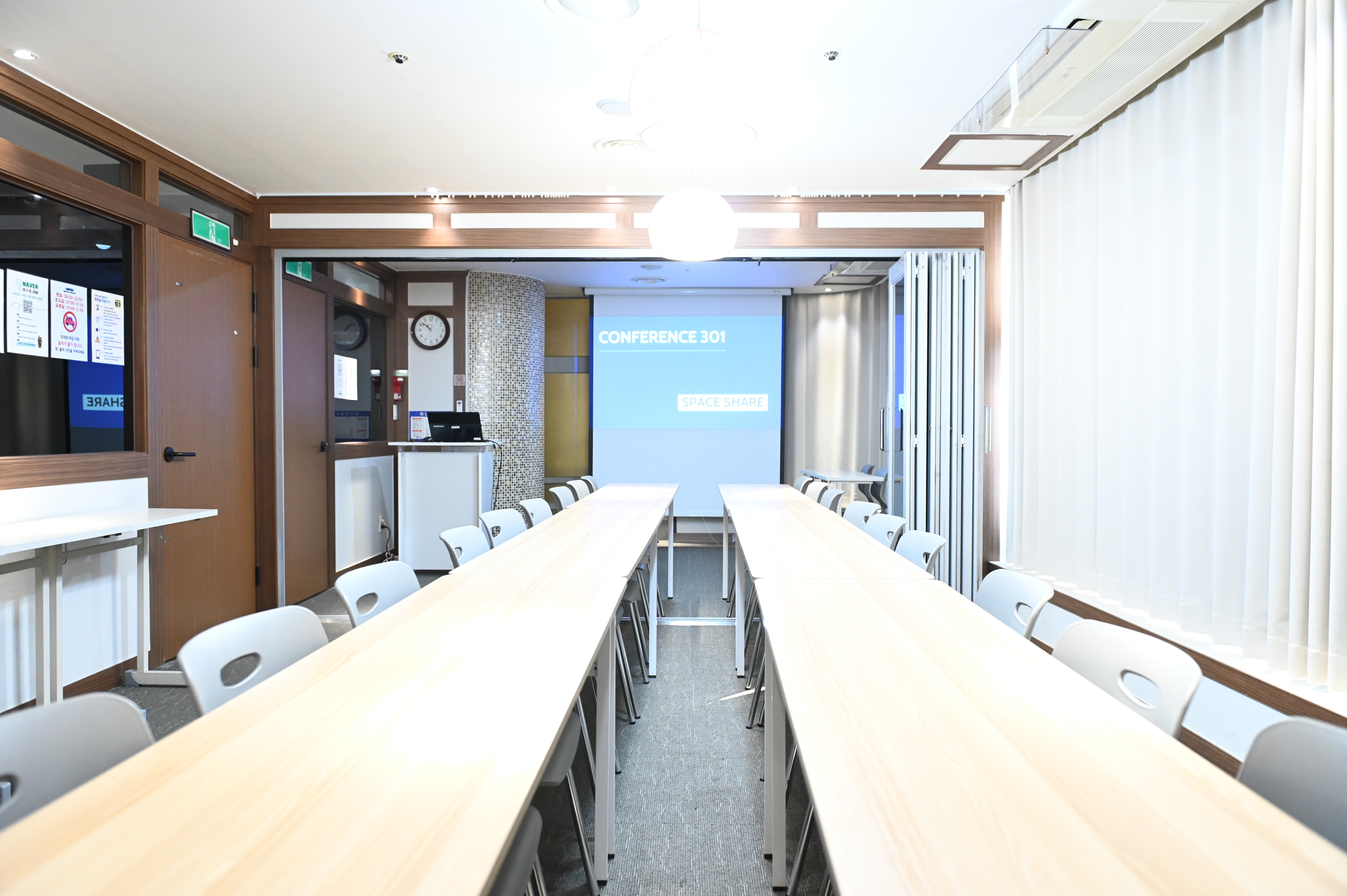 스페이스쉐어 서울역센터 301호 내부, 스크린과 음향 시설을 갖춘 강의장 전면
