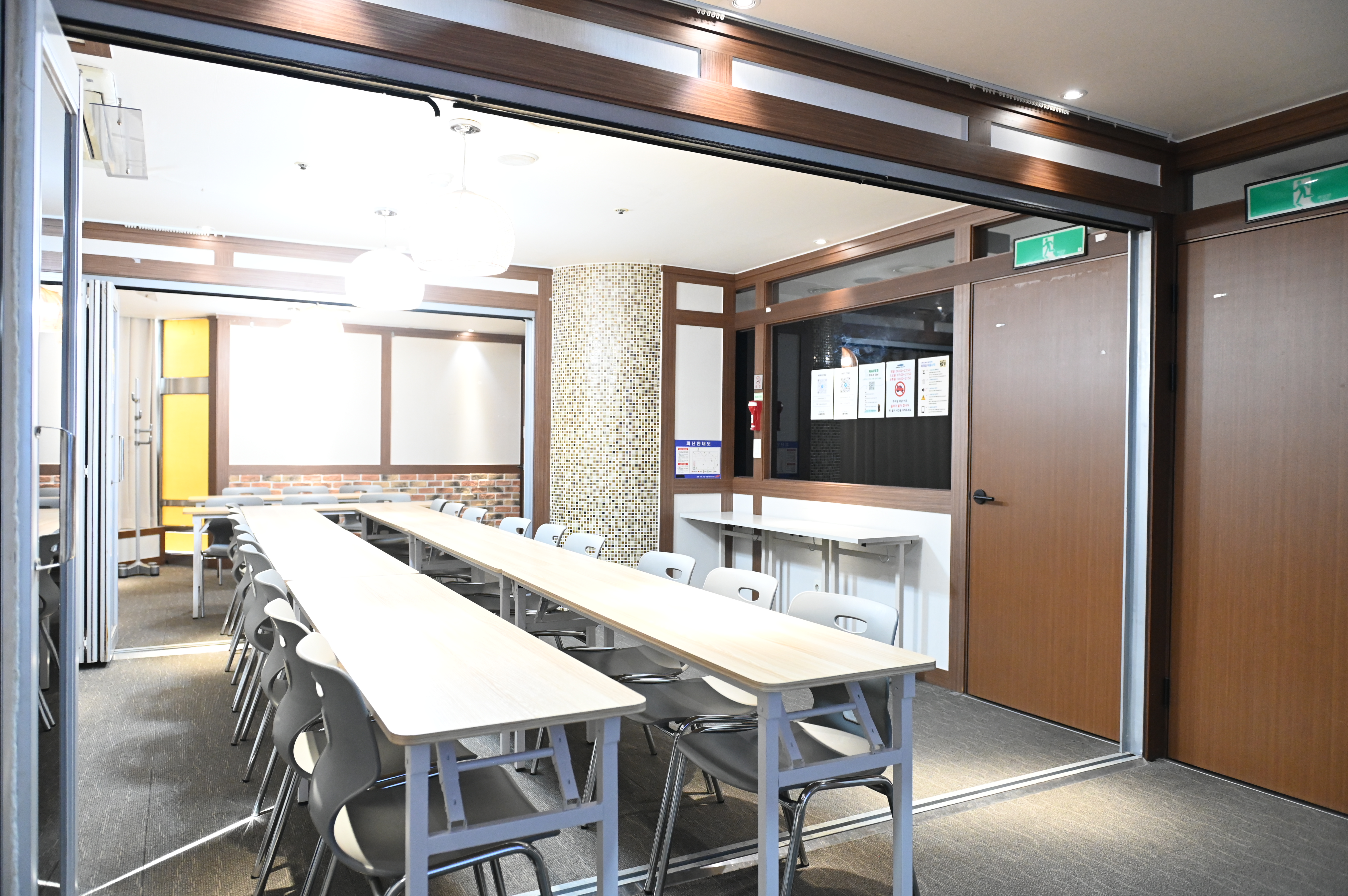 스페이스쉐어 서울역센터 301호 회의용 세팅, 여유있는 회의 공간