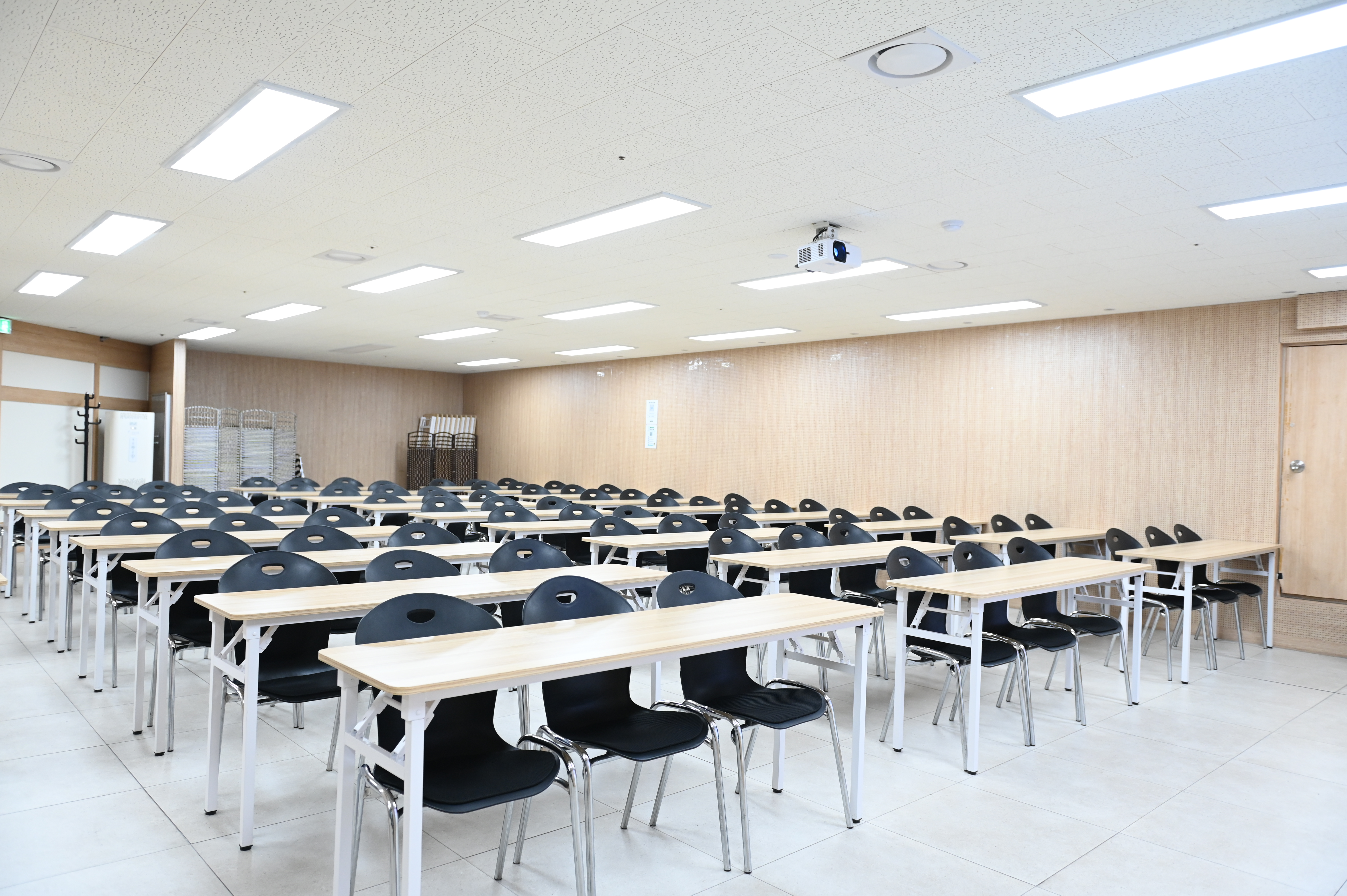 스페이스쉐어 서울역센터 토파즈홀 좌석 배치, 교육생 집중도를 높이는 책상 배열 및 강의장 내부