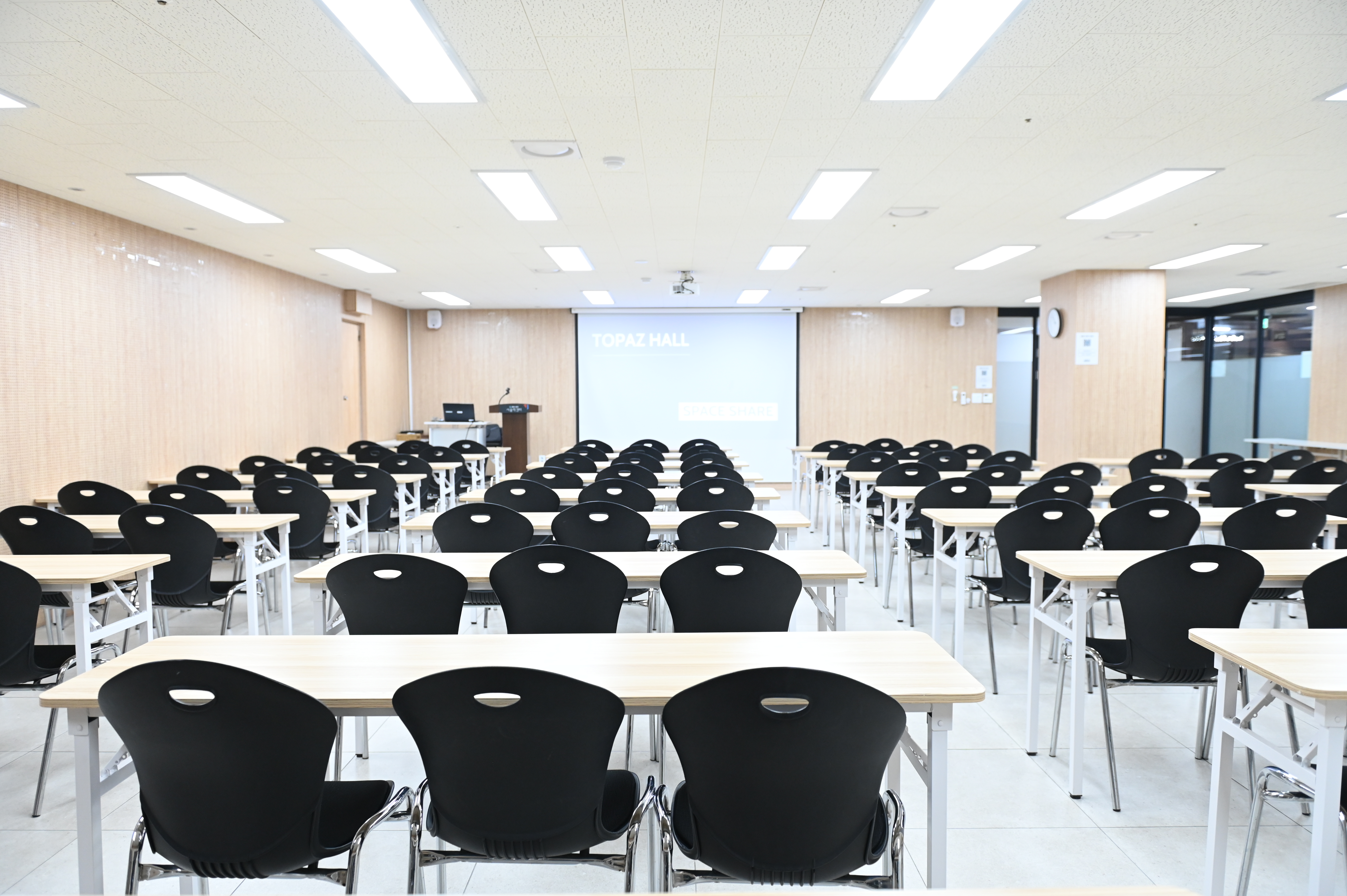 스페이스쉐어 서울역센터 토파즈홀 정면, 대형 스크린과 음향 시설을 갖춘 강의장 전면