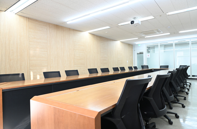 스페이스쉐어 서울역센터 901호 측면, 20명 수용 깔끔한 회의실