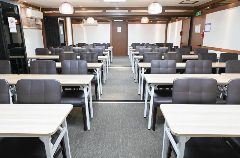 스페이스쉐어 서울역센터 사파이어룸 좌석 배치, 교육생 집중도를 높이는 책상 배열 및 강의장 내부