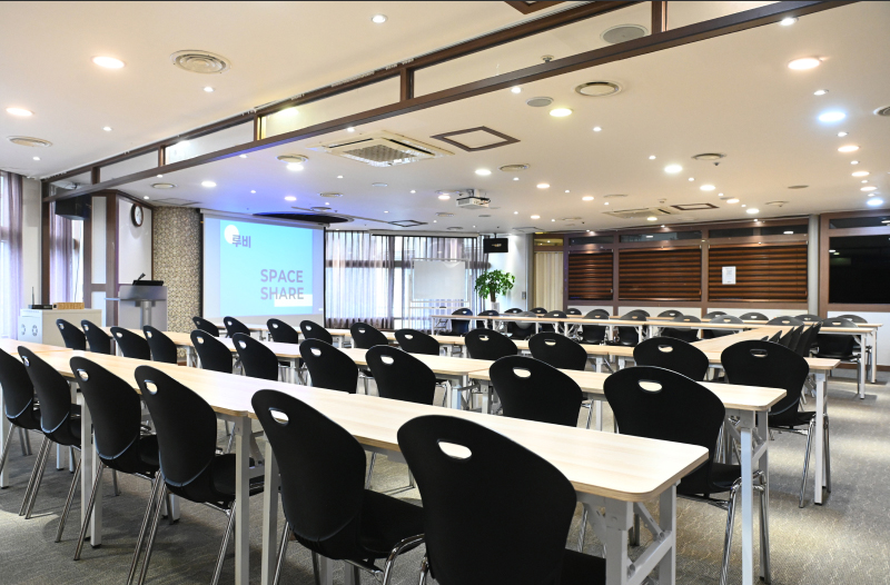 스페이스쉐어 서울역센터 루비홀 전체 전경, 넓은 좌석 배치 및 교육 행사용 공간