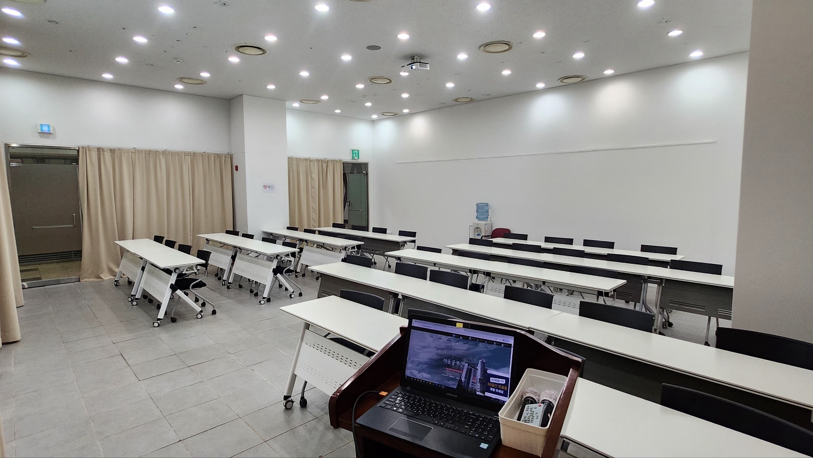 서울중부(ddp)센터 9층 J룸 앞에서본 강의장