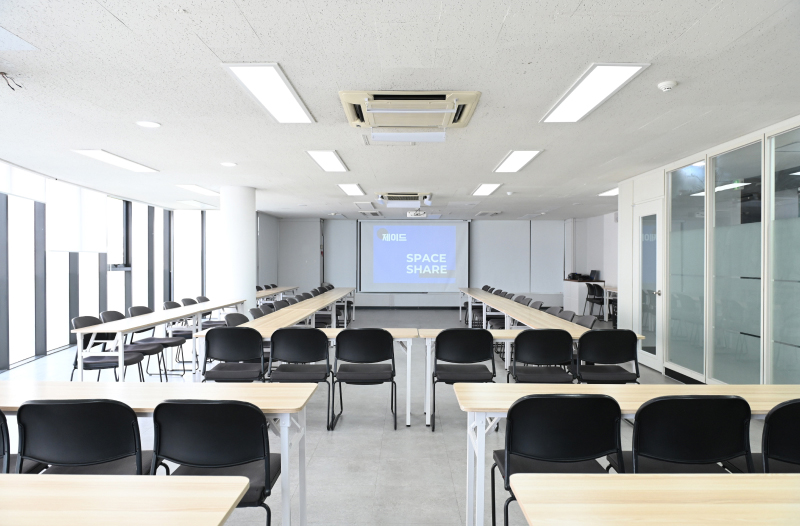 스페이스쉐어 서울역2센터 제이드홀 정면, 대형 스크린과 음향 시설을 갖춘 강의장 전면