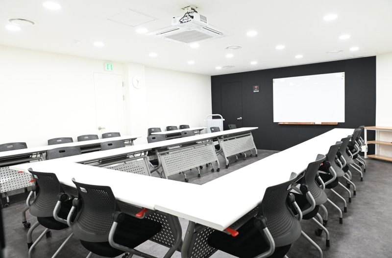 스페이스쉐어 서울역2센터 202호 회의실 내부, 넓은 좌석 배치 및 회의용 공간