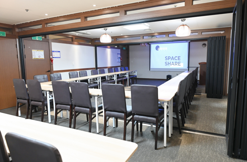 스페이스쉐어 서울역센터 사파이어룸 내부, 스크린과 음향 시설을 갖춘 강의장 전면