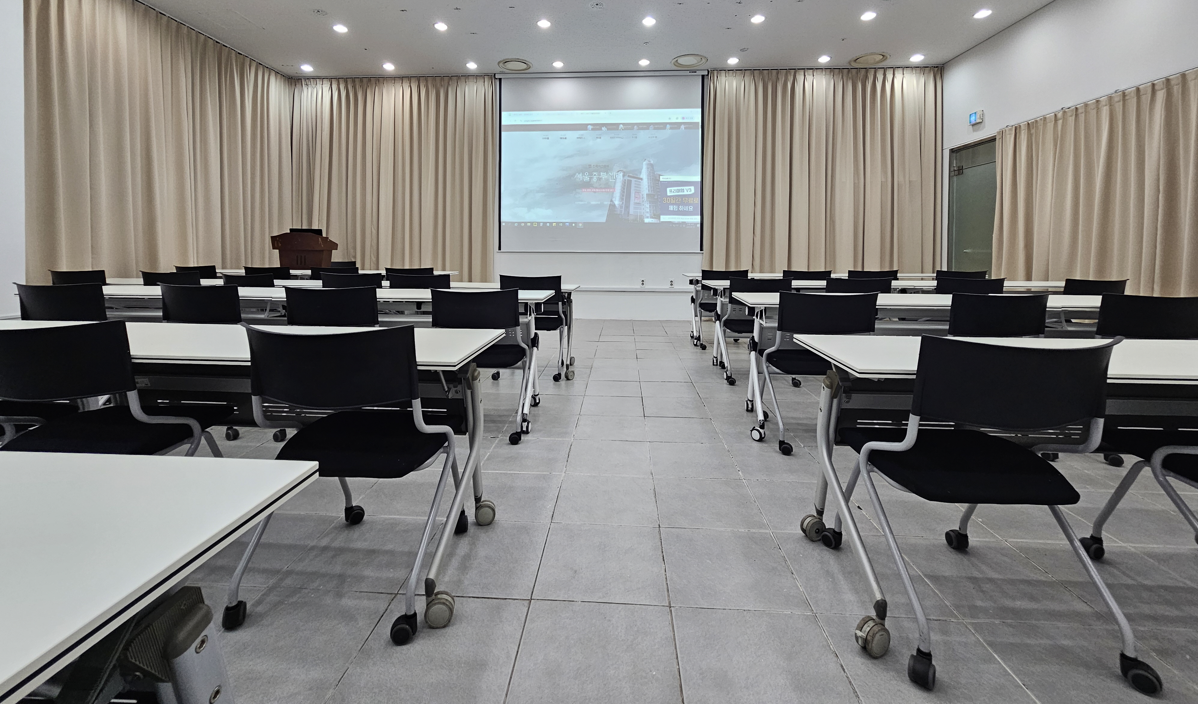 서울중부(ddp)센터 9층 J룸 뒤에서 본 강의장_ 40명 수용 가능