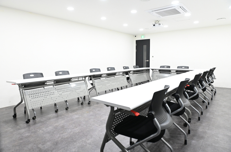 스페이스쉐어 서울역2센터 202호 회의용 좌석 배치, 깔끔하고 쾌적한 회의실