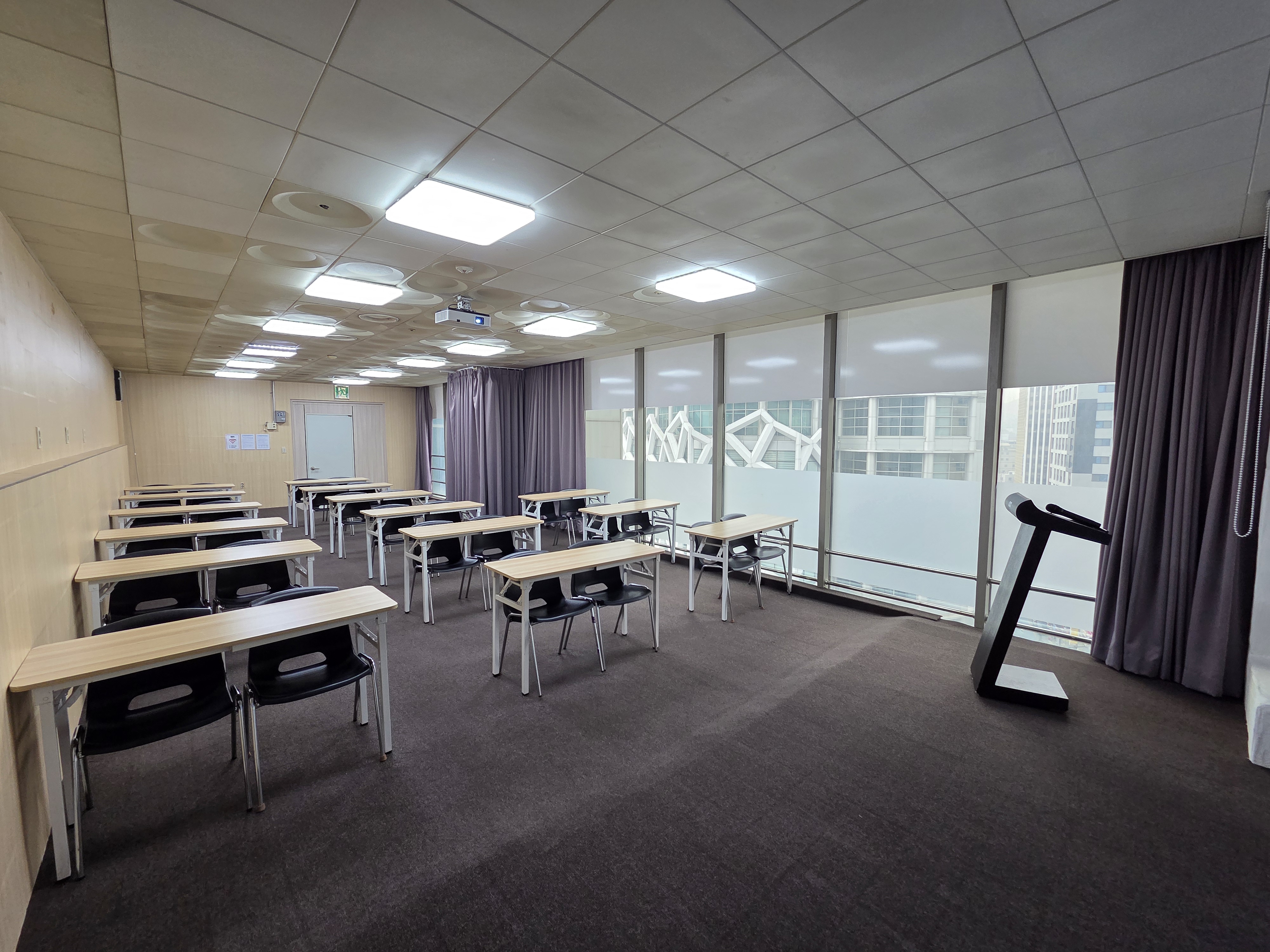 서울중부(ddp)센터 D룸 앞에서본 강의실_최대 42명