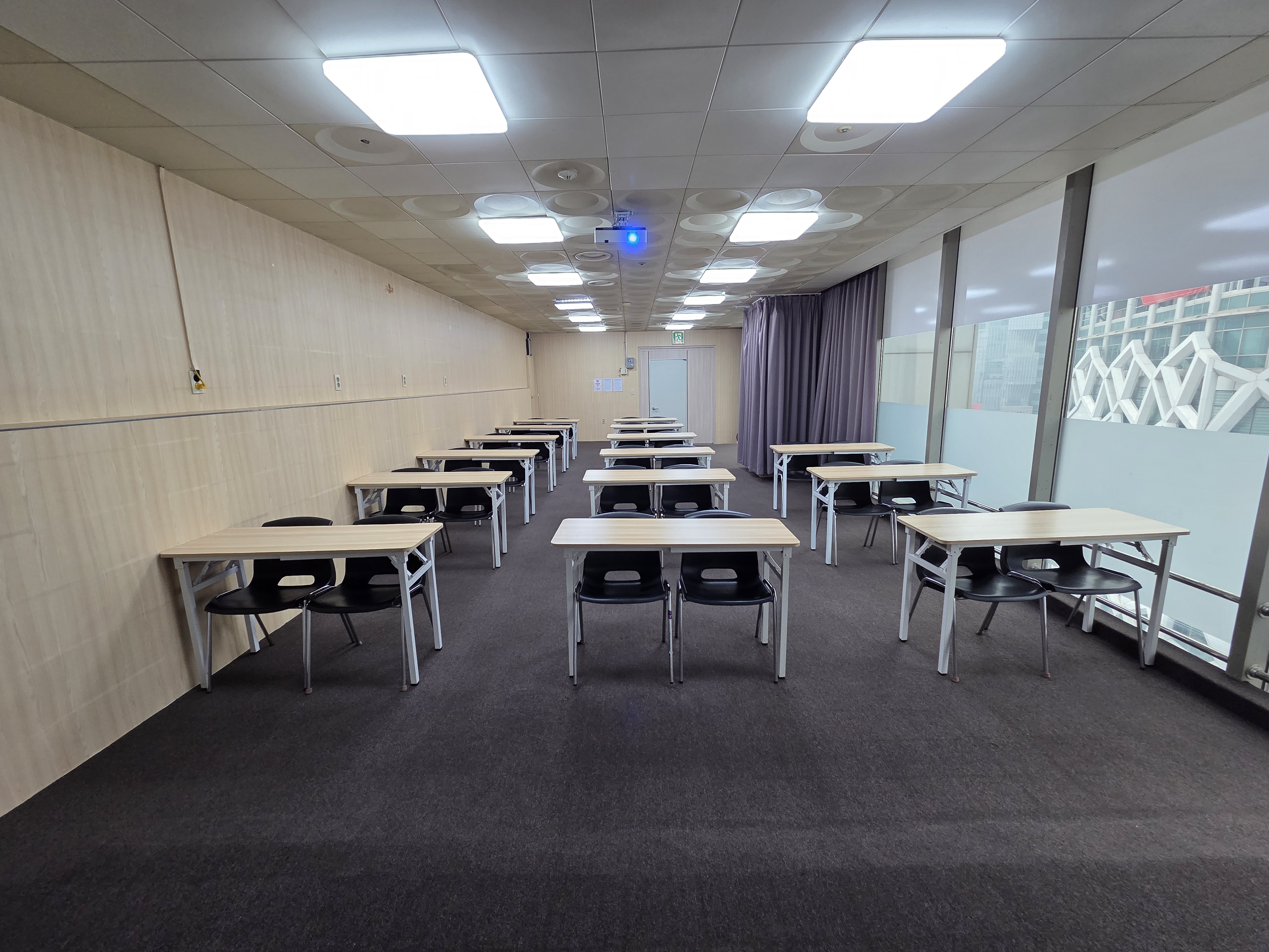 서울중부(ddp)센터 8층 D룸 앞 정면에서 본 강의장모습_30명권장