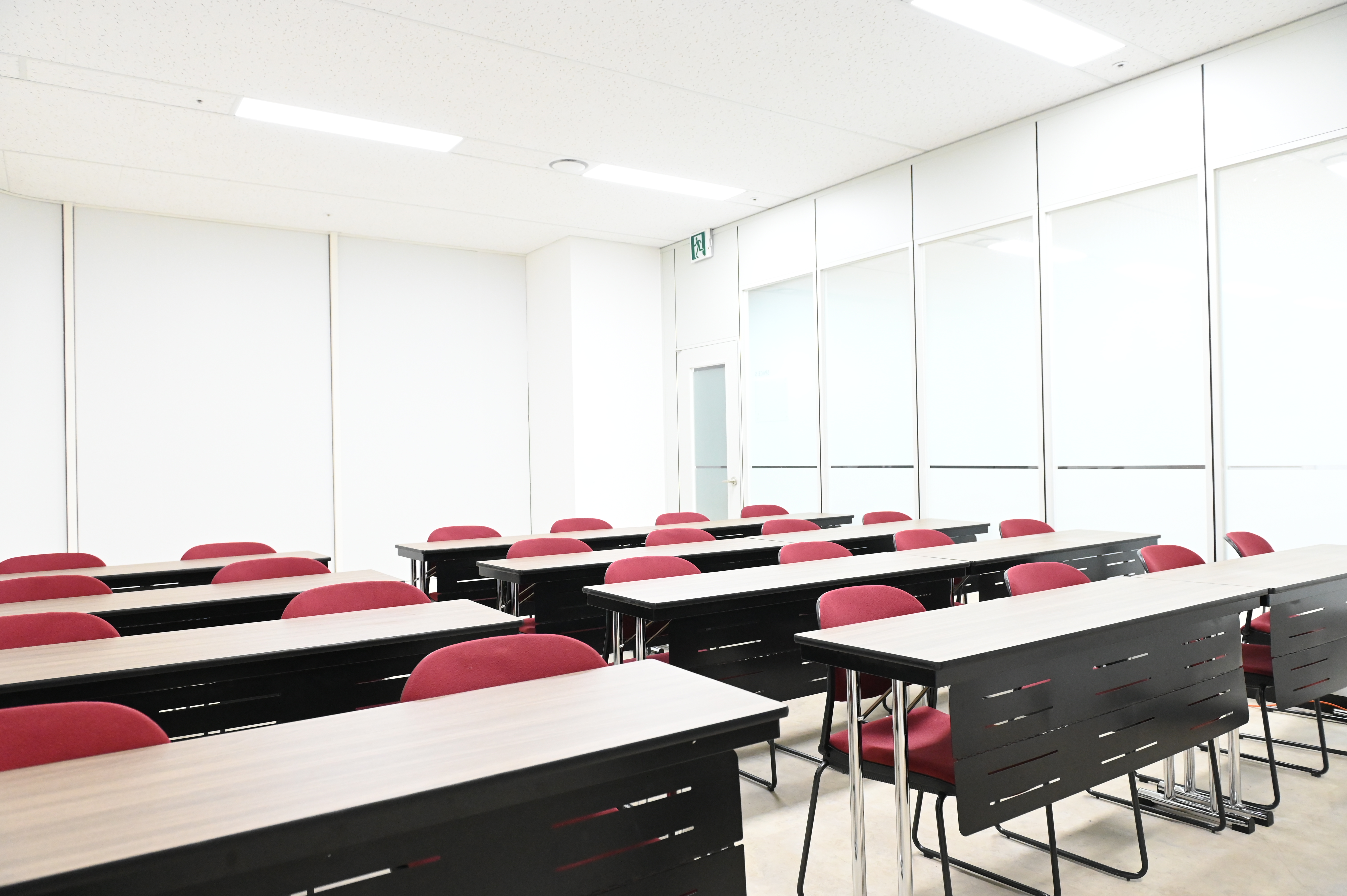 삼성역센터 스페이스5룸 강의용 좌석 배치, 교육생 집중도를 높이는 책상 배열 및 강의장 내부