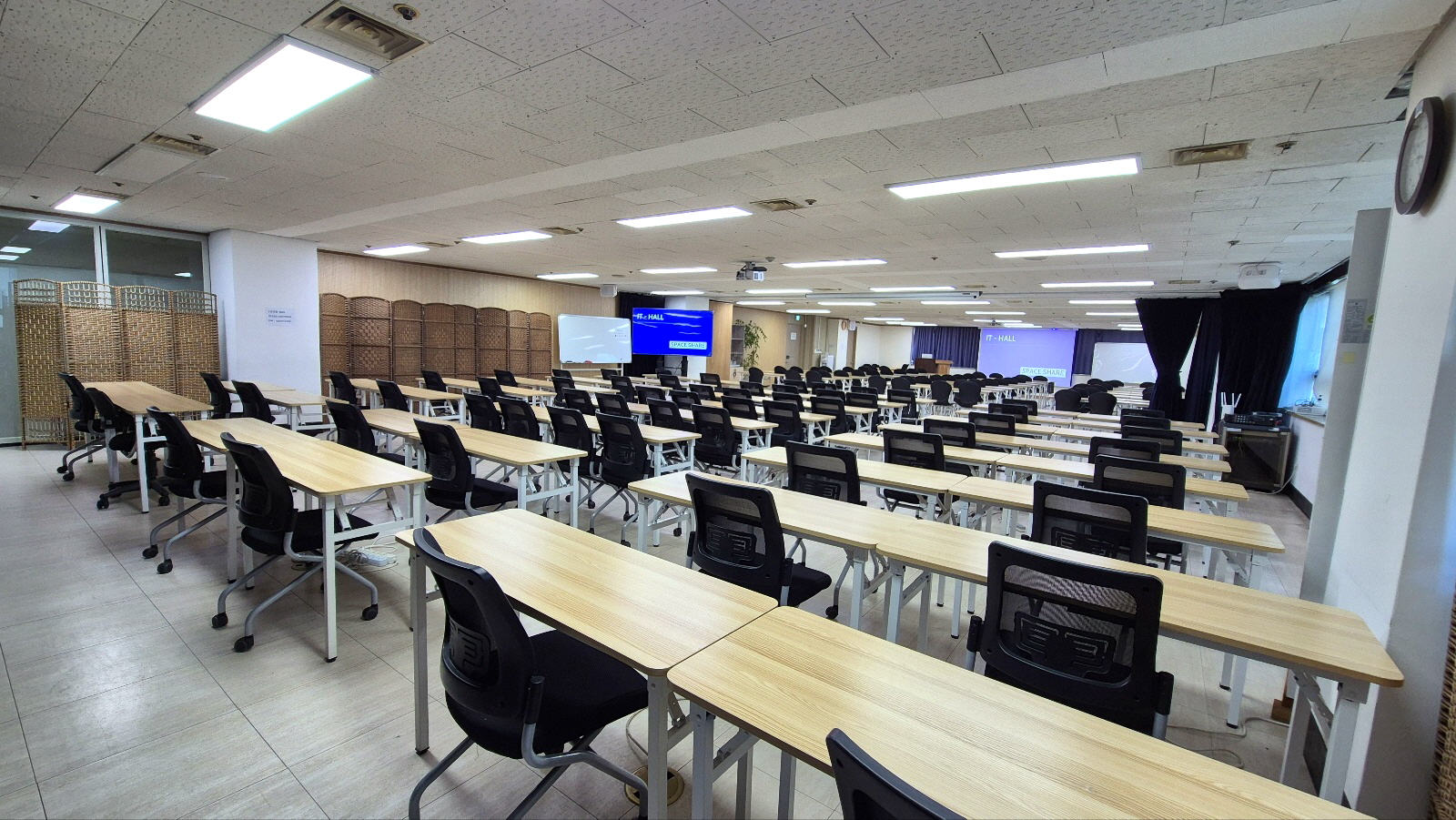 스페이스쉐어 지밸리센터 IT홀 측면, 넓은 좌석 배치 및 교육 행사용 공간