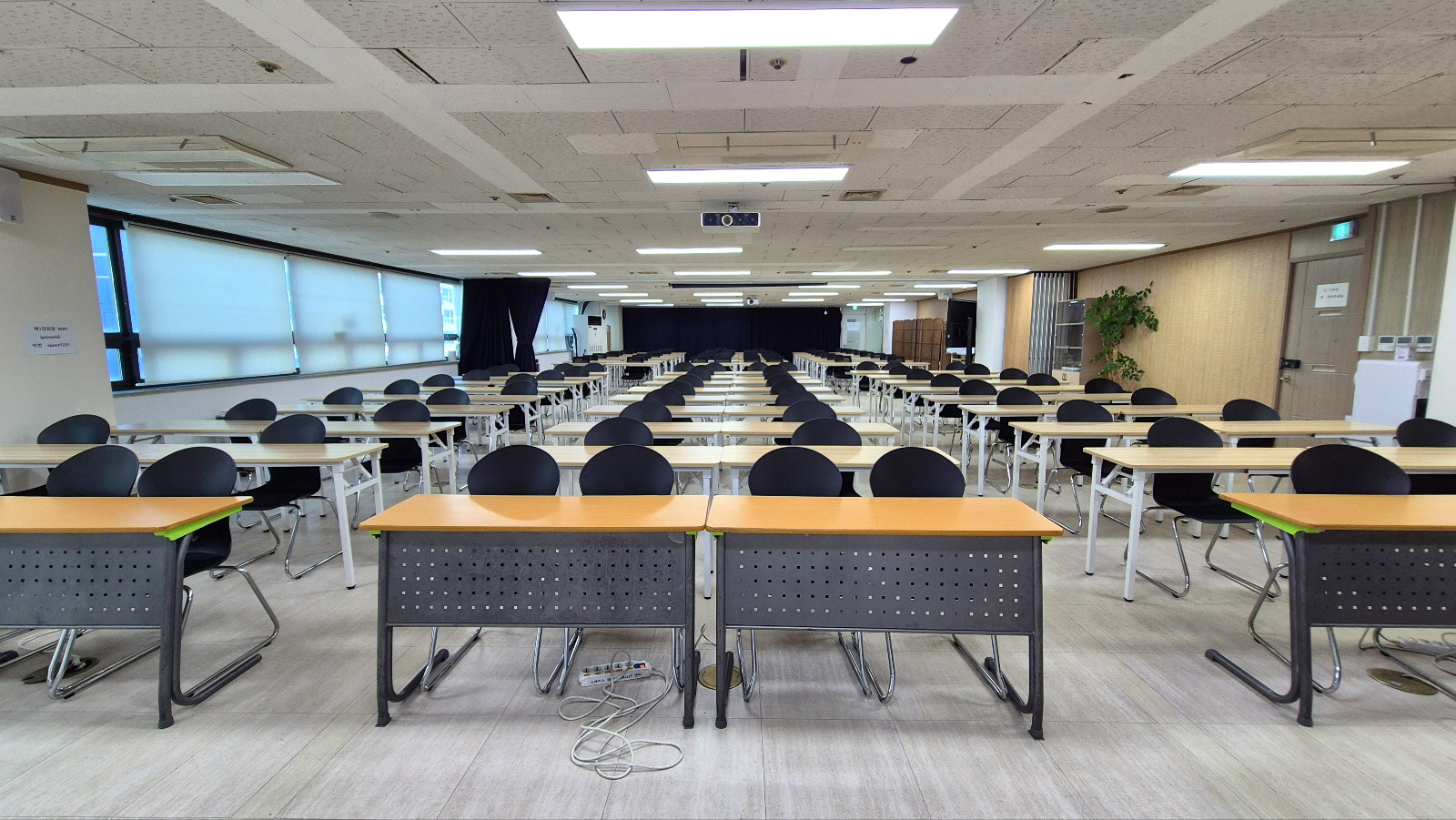 스페이스쉐어 지밸리센터 IT홀 좌석 배치, 교육생 집중도를 높이는 책상 배열 및 강의장 내부