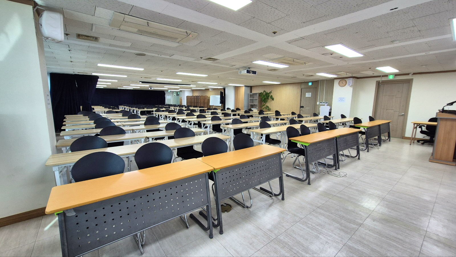 스페이스쉐어 지밸리센터 IT홀 전경, IT 교육과 행사에 최적화된 기가 인터넷 회선 구비