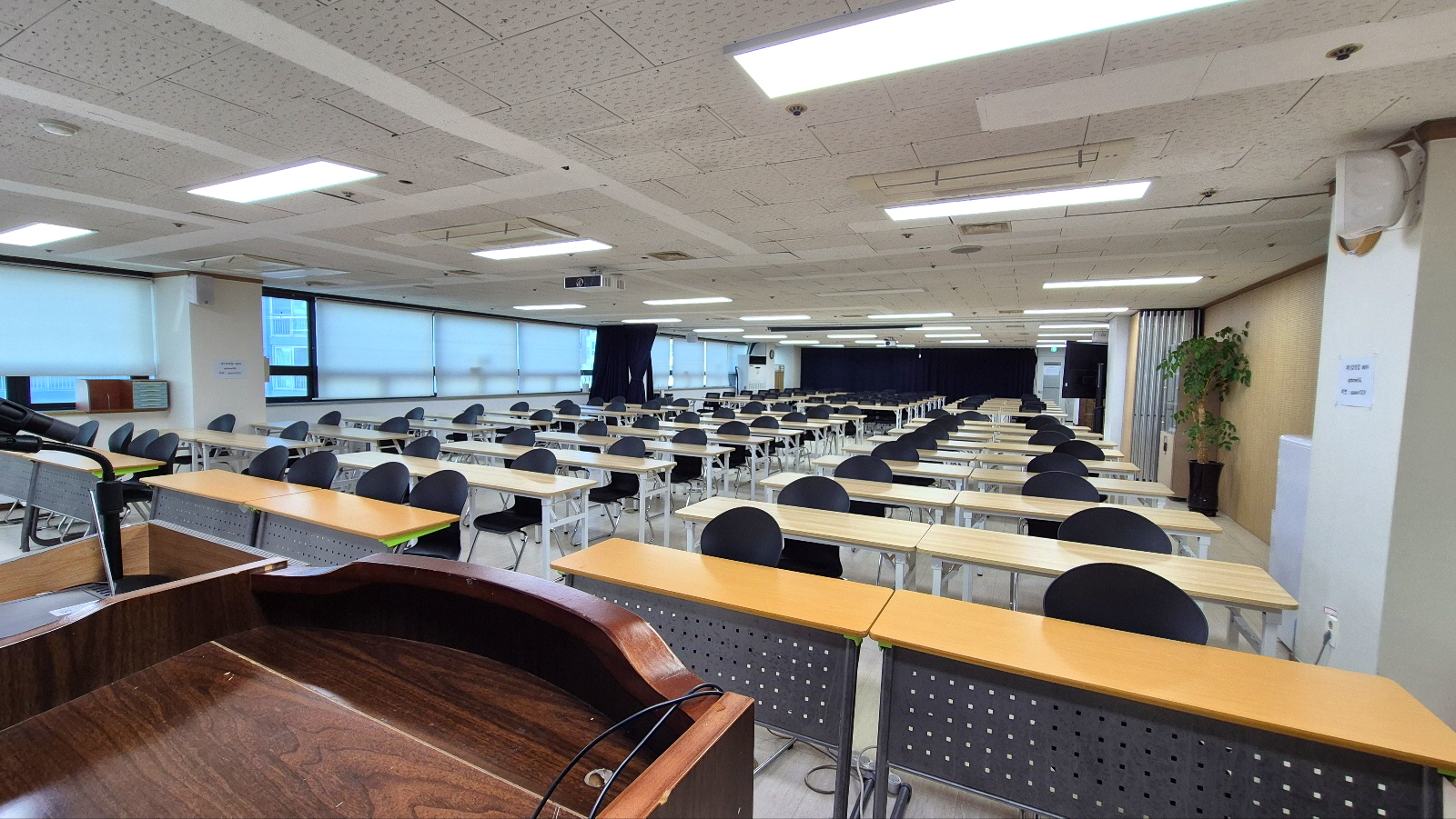 스페이스쉐어 지밸리센터 IT홀 강연자 단상 및 음향 시설 완비